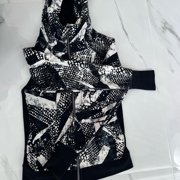 Lululemon Scuba - Picture 2 of 2